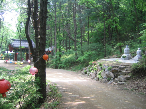 가파른 고갯길을 몇차례 넘으면 산문에 이르는 사색의 길이 있었다. 근래에 생긴 수종사 일주문 